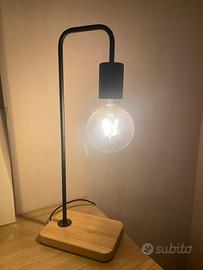 Lampada da tavolo IKEA TVÄRHAND nero e bambù