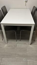 Tavolo con sedie 4