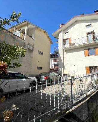 PALAZZINA COMPOSTA DA TRE UNITà: INTERESSANTE O...