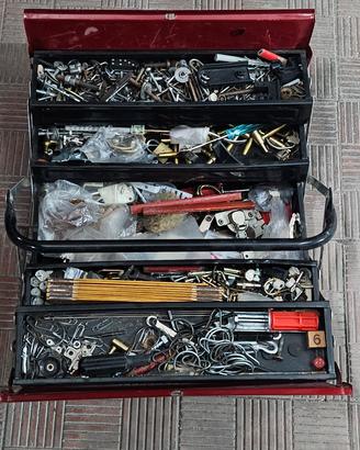 Cassetta porta attrezzi con attrezzature varie