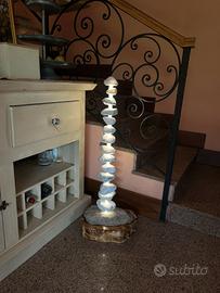 Lampada di design con sassi