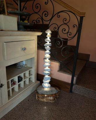 Lampada di design con sassi