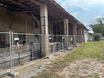 Rustico indipendente con magazzini e giardino a Lo