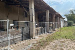 Rustico indipendente con magazzini e giardino a Lo