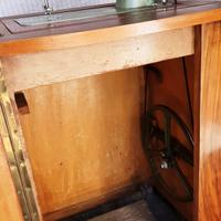 Macchina cucito d'epoca con mobile