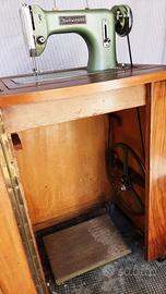 Macchina cucito d'epoca con mobile