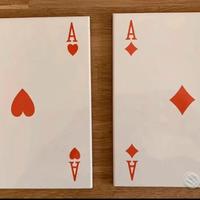 Coppia di piastrelle bianche con assi