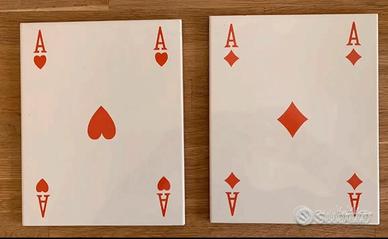 Coppia di piastrelle bianche con assi