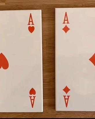 Coppia di piastrelle bianche con assi