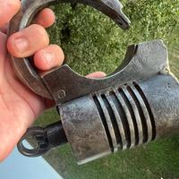 Antico massiccio lucchetto in ferro battuto