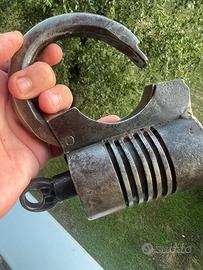 Antico massiccio lucchetto in ferro battuto