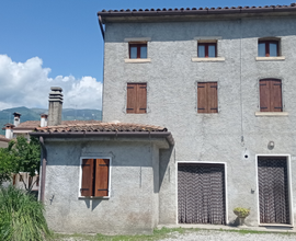 Casa singola con annesso, ampio giardino-cortile