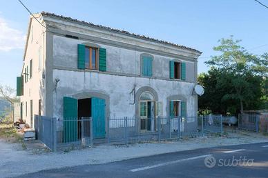 Villa di 25048 m² con 4 locali e box auto a Salude