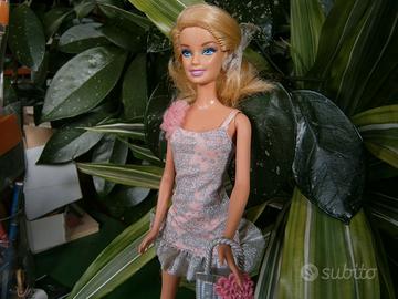 Barbie Fashionistas 2011 abito, borsetta e scarpe