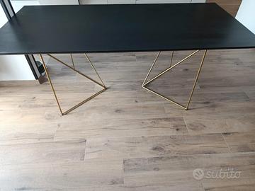 Tavolo nero con gambe oro 197 cm Maisons du Monde