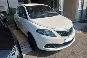 Lancia Ypsilon 1.0 FireFly 5 porte S&S Hybrid Albe