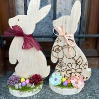 Coniglietti decorativi in legno fatti a mano