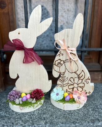 Coniglietti decorativi in legno fatti a mano
