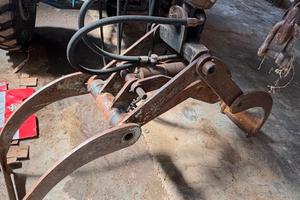 Trattore. Pinza per legna