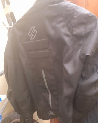 jeans e giubbotto con protezioni