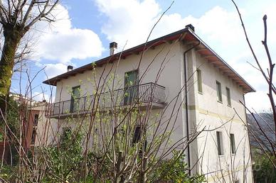 Appartamento di 140 m² con più di 5 locali e box a