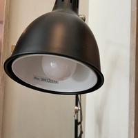 Lampada da terra in metallo nera