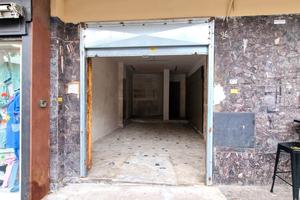 Vomero alto- Negozio frontestrada con ampio garage