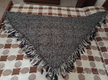 Scialle intrecciato con frange