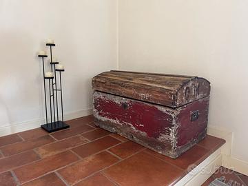 Baule Antico in Legno Massello con Coperchio