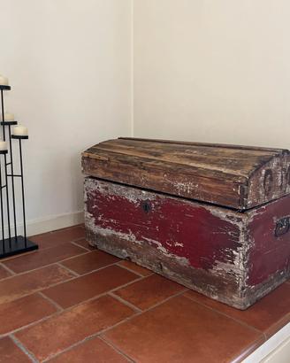 Baule Antico in Legno Massello con Coperchio
