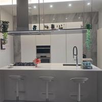 👉 Cucina moderna con isola, top in Okite e cappa