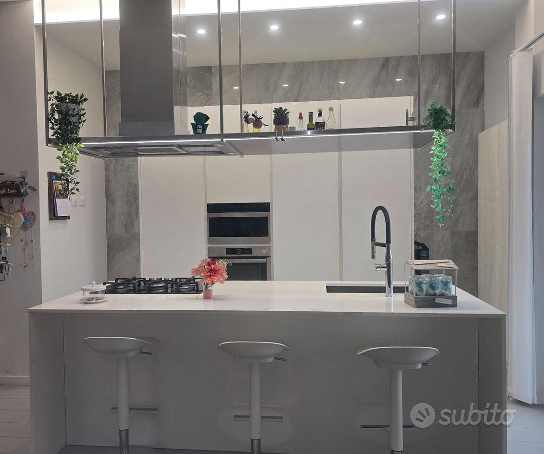 Cucina Moderna Isola Cucina Con Sgabelli Mondo Convenienza Cucina