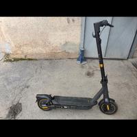 Monopattino ninebot max g2