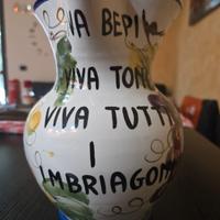 Brocca da vino in ceramica con frase in veneto