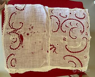 Centrino antico ricamato a mano