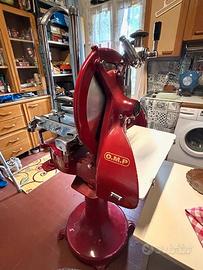 Affettatrice a volano con piedistallo