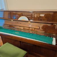 Pianoforte a parete.