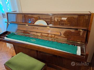 Pianoforte a parete.