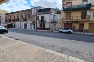 Castelvetrano, locale commerciale via Ruggero VII