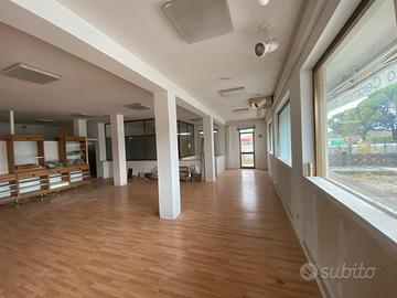 Locale commerciale vetrinato con parcheggio