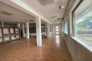 Locale commerciale vetrinato con parcheggio