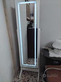 Specchio portagioie da terra con LED – bianco