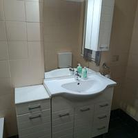 Mobile bagno con lavabo e ampio specchio