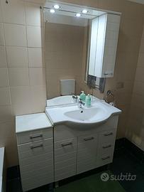Mobile bagno con lavabo e ampio specchio