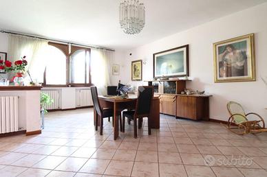 VILLA A SCHIERA A CASTELLARANO