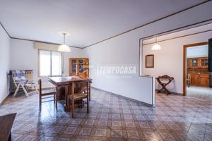 Trilocale al primo piano rialzato con balcone e ca