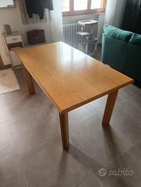 Tavolo e sedie abbinate