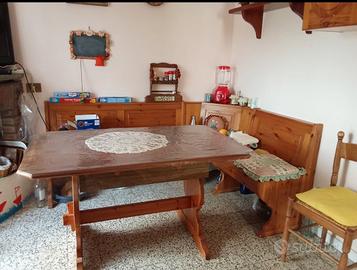 giropanca con tavolo e sedie