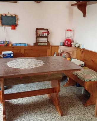 giropanca con tavolo e sedie