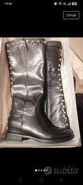 stivali alti donna con borchie 